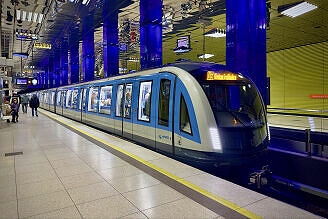 C2-Zug 727 als U3 im U-Bahnhof Münchner Freiheit