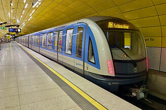 C2-Zug 729 im U-Bahnhof Sendlinger Tor als U2 nach Feldmoching