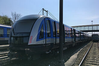 C2-Zug 730 mit getönten Scheiben