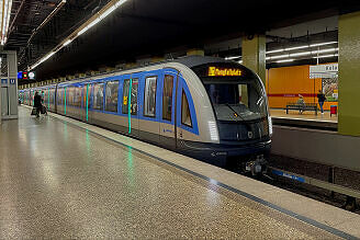 C2-Zug 730 als U1 im U-Bahnhof Kolumbusplatz