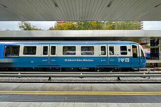 C2-Zug 735 in Sonderfolierung "50 Jahre U-Bahn" im U-Bahnhof Kieferngarten