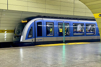 C2-Zug 736 als U5 im U-Bahnhof Karlsplatz (Stachus)