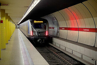 C2-Zug 737 als U1 im U-Bahnhof Fraunhoferstraße