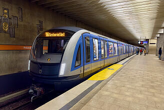 C2-Zug 739 als U3 im U-Bahnhof Petuelring