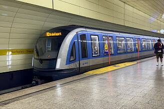 C2-Zug 740 als U4 im U-Bahnhof Karlsplatz (Stachus)