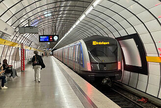 C2-Zug 740 als U4 im U-Bahnhof Lehel