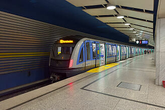 C2-Zug 742 als U4 im U-Bahnhof Arabellapark