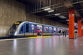 C2-Zug 744 als U3 im U-Bahnhof Giselastraße