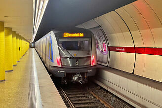 C2-Zug 745 im U-Bahnhof Fraunhoferstraße als U2 Messestadt Ost