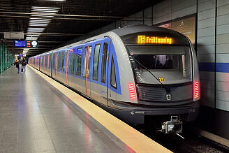 C2-Zug 746 als U6 im U-Bahnhof Goetheplatz