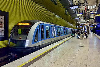 C2-Zug 747 als U3 im U-Bahnhof Münchner Freiheit