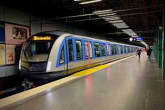 C2-Zug 748 als U3 im U-Bahnhof Goetheplatz