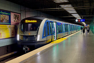 C2-Zug 751 als U6 im U-Bahnhof Goetheplatz