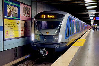 C2-Zug 752 als U6 im U-Bahnhof Goetheplatz