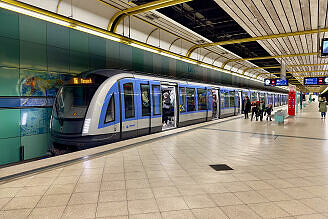 C2-Zug 752 als U3 im U-Bahnhof Thalkirchen