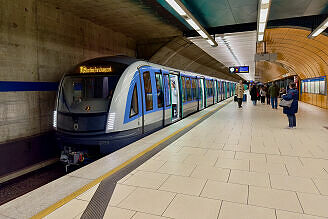 C2-Zug 753 als U6 im U-Bahnhof Marienplatz