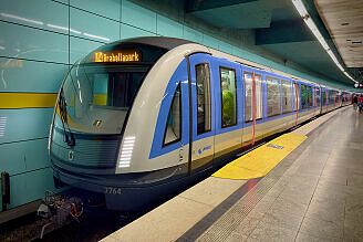 C2-Zug 764 als U4 im U-Bahnhof Böhmerwaldplatz