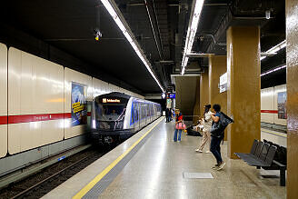 C2-Zug 773 als U2 im U-Bahnhof Giesing (Bahnhof)