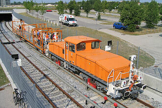 Akkulok 8952 mit Profilmesswagen Tunneleinfahrt Garching Hochbrück