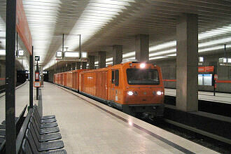 Staubsaugerzug „Schlucki“ im U-Bahnhof Scheidplatz