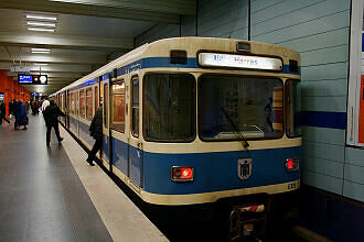 A-Wagen 101 als U6-Verstärker im U-Bahnhof Giselastraße