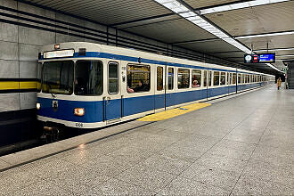 A-Wagen 106 als U4 im U-Bahnhof Prinzregentenplatz