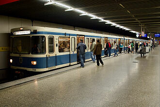 A-Wagen 108 als U5 im U-Bahnhof Innsbrucker Ring