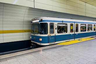 A-Wagen 114 als U5 im U-Bahnhof Karlsplatz (Stachus)