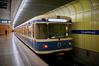 A-Wagen 124 als U6 im U-Bahnhof Holzapfelkreuth