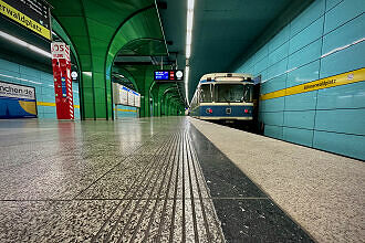 A-Wagen 128 als U4 im U-Bahnhof Böhmerwaldplatz