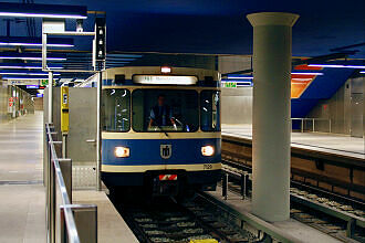 A-Wagen 129 als dort startende U1 im U-Bahnhof Olympia-Einkaufszentrum