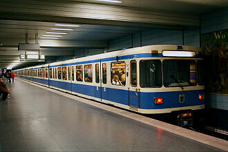 A-Wagen 147 als U3 im U-Bahnhof Goetheplatz