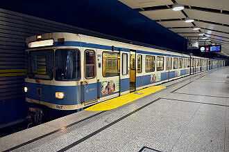 A-Wagen 147 als U4 im U-Bahnhof Arabellapark