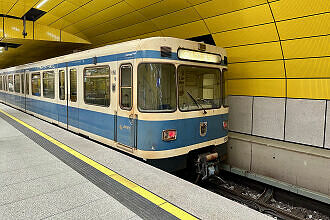 A-Wagen 150 als dort endende U7 im U-Bahnhof Sendlinger Tor