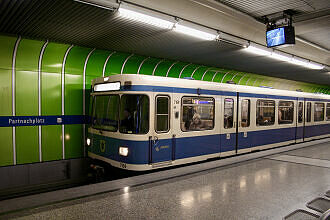 A-Wagen 169 als U6 im U-Bahnhof Partnachplatz