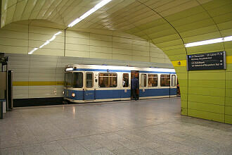 A-Wagen 169 als U5 im U-Bahnhof Karlsplatz (Stachus)