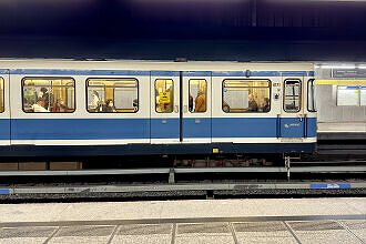 A-Wagen 171 als U4 im U-Bahnhof Richard-Strauss-Straße