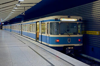 A-Wagen 173 als U4 im U-Bahnhof Arabellapark