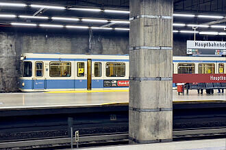 A-Wagen 174 als U1 im U-Bahnhof Hauptbahnhof