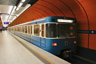 A-Wagen 203 als U3 im U-Bahnhof Marienplatz