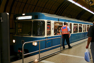 A-Wagen 203 als U4 im Wiesn-Einsatz im U-Bahnhof Theresienwiese