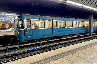 A-Wagen 205 als U4 im U-Bahnhof Richard-Strauss-Straße