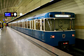 A-Wagen 207 als U4 im U-Bahnhof Karlsplatz (Stachus)