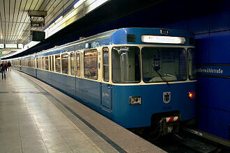 A-Wagen 209 als U3 im U-Bahnhof Brudermühlstraße