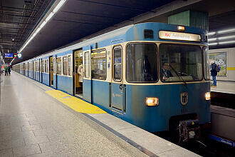 A-Wagen 211 als U2 im U-Bahnhof Innsbrucker Ring