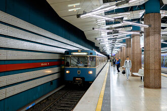 A-Wagen 214 als U2 im U-Bahnhof Milbertshofen