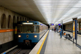 A-Wagen 214 als U3 im U-Bahnhof Olympiazentrum