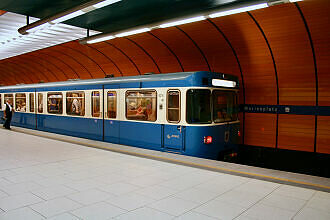 A-Wagen 216 als U6 im U-Bahnhof Marienplatz