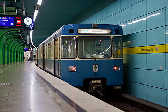 A-Wagen 217 als U4 im U-Bahnhof Böhmerwaldplatz