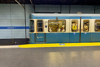 A-Wagen 218 im U-Bahnhof Goetheplatz